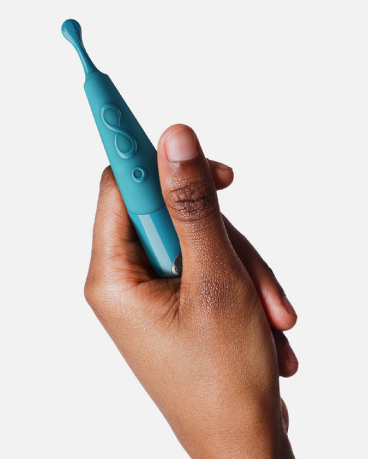 Zumio i - Rechargeable Clitoral Stimulator -Teal in model's hand