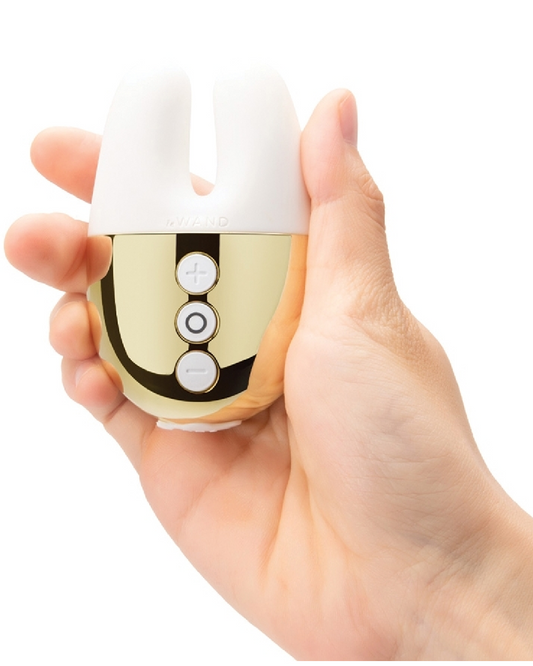 Le Wand Chrome Double Vibrator Limited Edition White Gold in model's hand